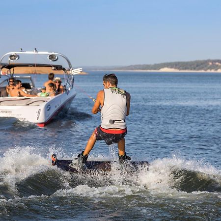 Ap Lago Montargil - Conference & Spa Luaran gambar A wakeboarder