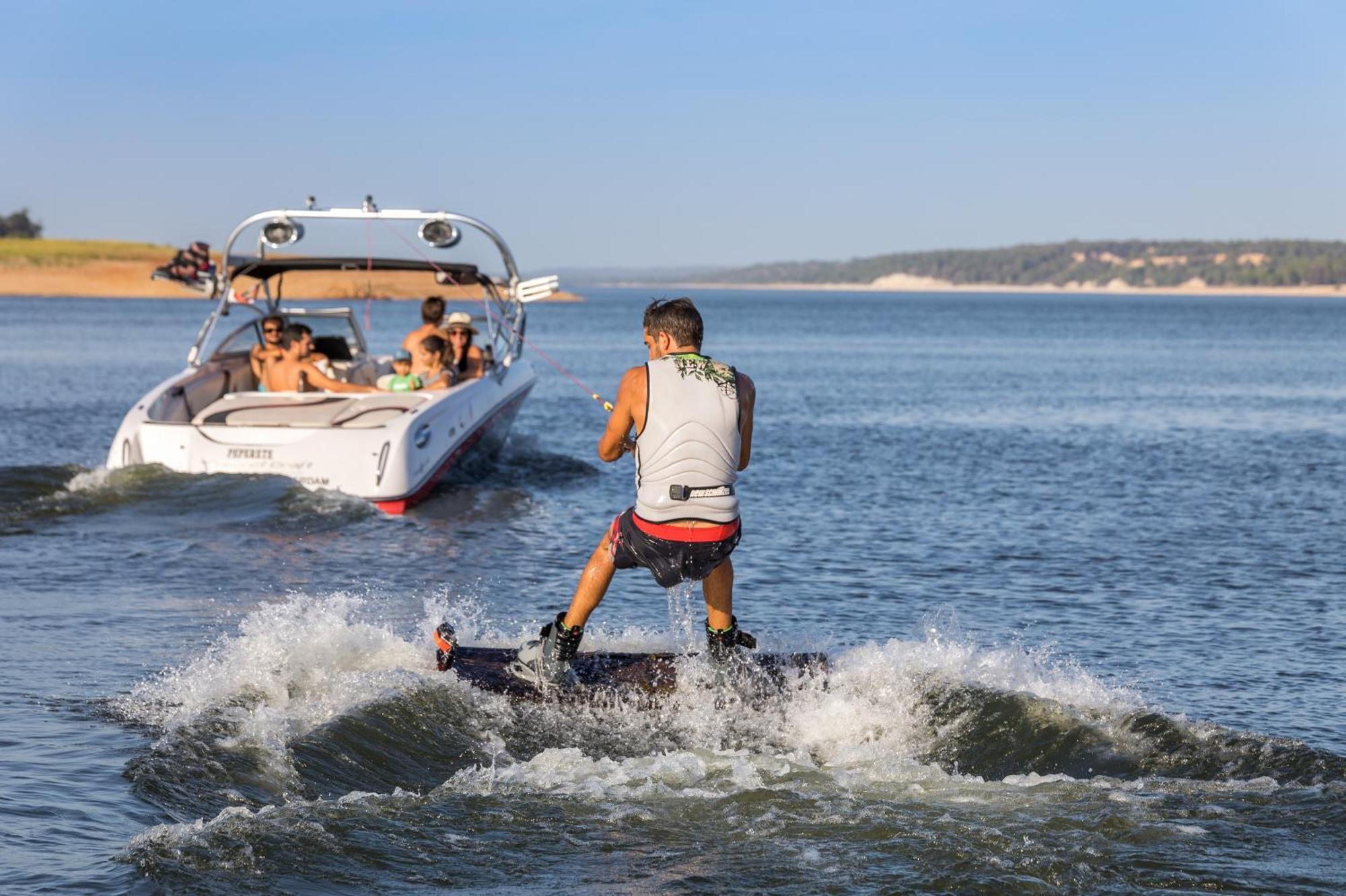 Ap Lago Montargil - Conference & Spa Luaran gambar A wakeboarder