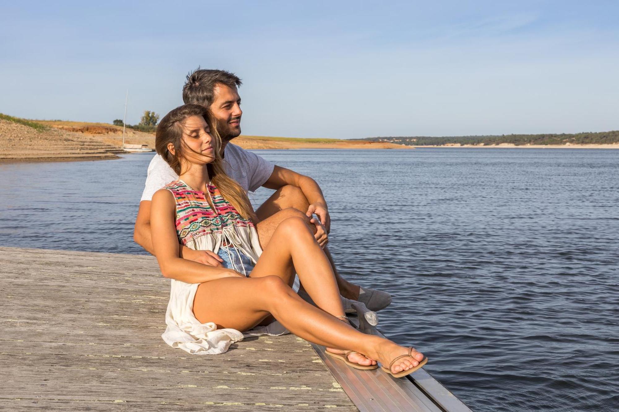 Ap Lago Montargil - Conference & Spa Luaran gambar A couple at the lake