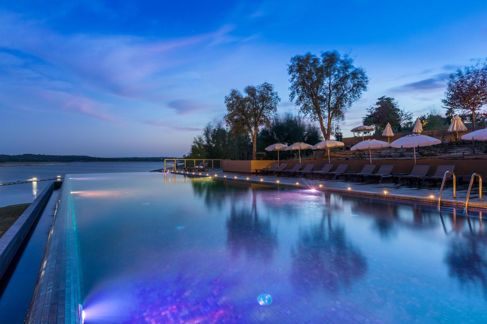 Ap Lago Montargil - Conference & Spa Luaran gambar The pool at the hotel
